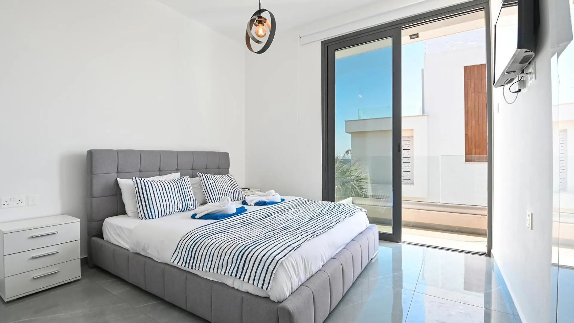 By The Beach Villa 12 بروتاراس